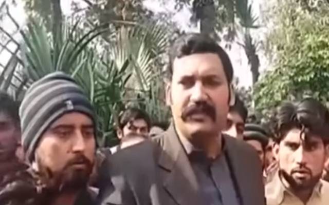 ریسکیو1122 کے بھرتی ٹیسٹ کے لئے آنے والے امیدواروں کا احتجاجی مظاہرہ