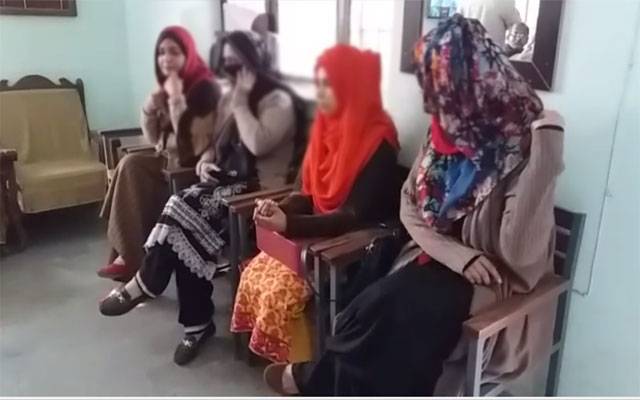 گورنمنٹ جونیئر ماڈل سکول کا ہیڈ ماسٹر خواتین اساتذہ کو ہراساں کرنے لگا