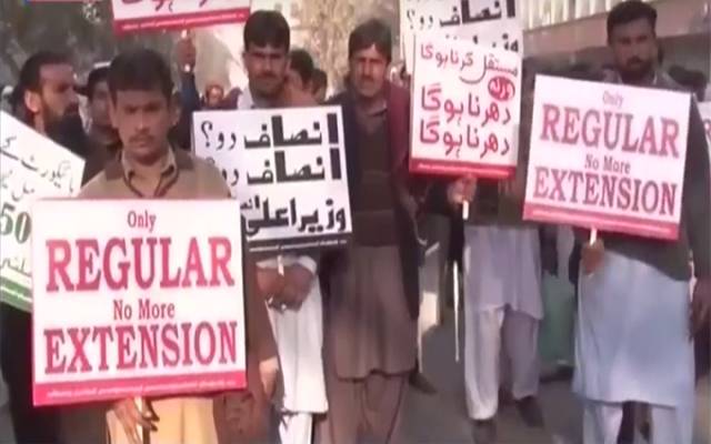 نان فارمل ٹیچرز کا محکمہ لٹریسی کیخلاف پنجاب اسمبلی کے سامنے مظاہرہ