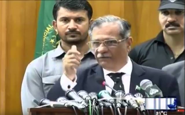 چیف جسٹس کا لاہور میں بڑے سائز کے اشتہاری بورڈز فوری اتارنے کا حکم