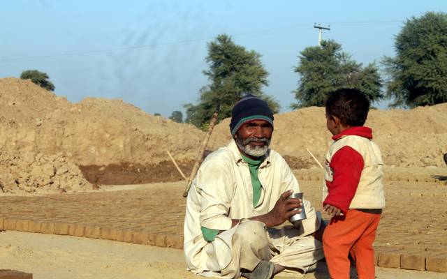 بھٹہ مزدوروں کے بچوں کا مستقل داؤ پر لگنے کا خدشہ