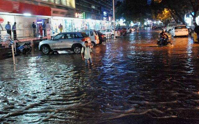 لاہور میں نشیبی علاقے ڈوب گئے؛ محکمہ موسمیات کی بارشوں سے متعلق اہم پیشگوئی