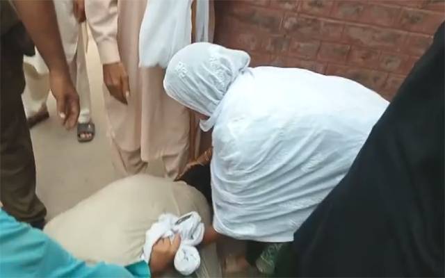  عائشہ اکرم کیس: ' میں بے گناہ ہوں ' ملزم ماں کے قدموں میں گرگیا