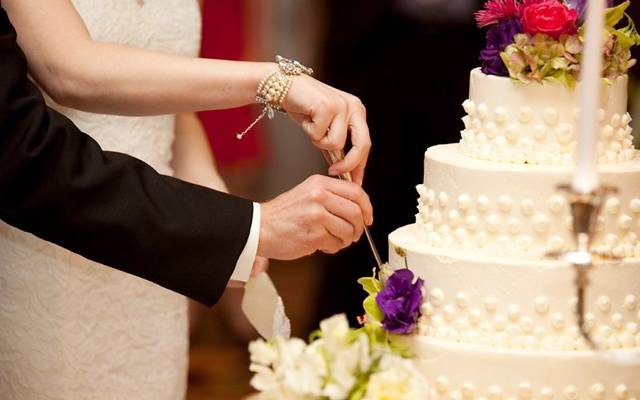 After eating an extra piece of cake, the bride asked the guest for money