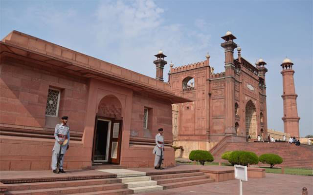 Badshahi mosque Allama Iqbal