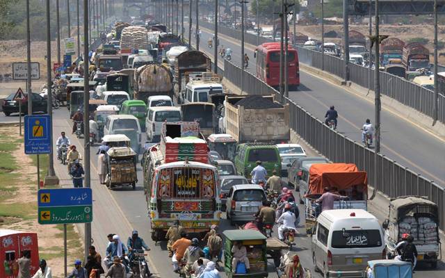 راوی پل پر الٹنے والے ٹرک کو ہٹا دیا گیا۔۔۔ میٹروبس سروس بحال