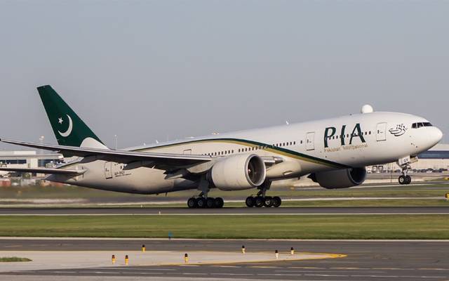 pia boing 777 takes off