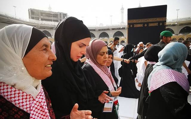 women performing umrah