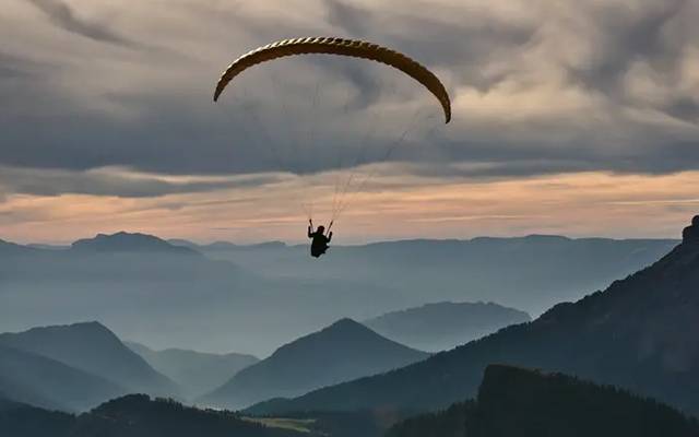 Women jumped from plane,Motala,parachute