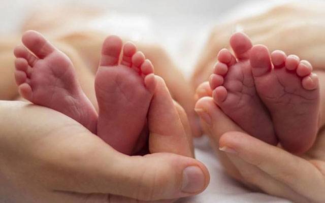 Woman gives birth 4 babies 