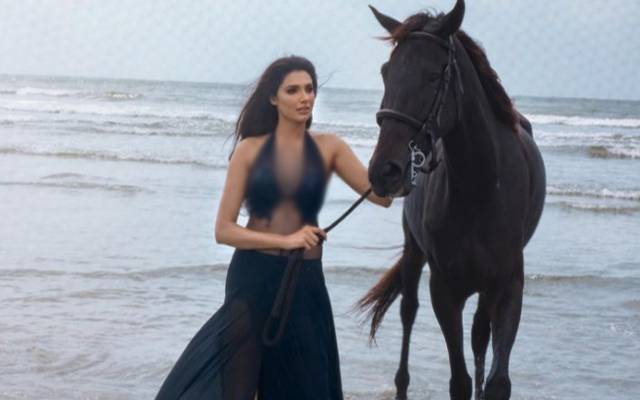 Amna Ilyas’s bold photos at beach