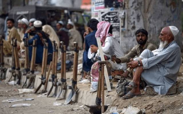 مہنگائی کی وجہ سے چھٹی کے دن بھی گھر پر آرام نہیں کر سکتے,مزدور طبقہ