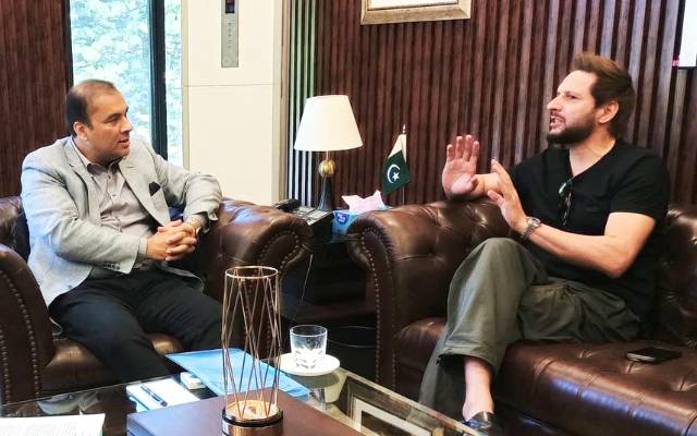 محمد علی رندھاوا کی شاہد آفریدی سے ملاقات، اسلام آباد کے سپورٹس منصوبوں پر بات کی 