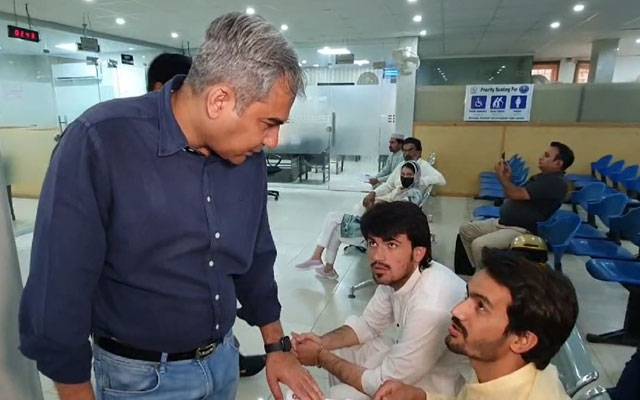 محسن نقوی کا پاسپورٹ آفس گارڈن ٹاؤن کا دورہ، آپ کی وجہ سے ایجنٹ مافیا کا خاتمہ ہوا،شہریوں کی وفاقی وزیر داخلہ سے گفتگو