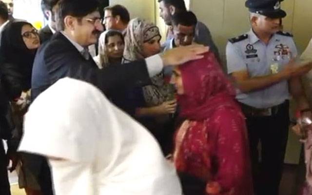  کرغزستان میں پھنسے پاکستانیوں کی وطن واپسی کا سلسلہ جاری ،  بشکیک سے طلبہ کو لے کر پی آئی اے کی پرواز کراچی پہنچ گئی۔ 