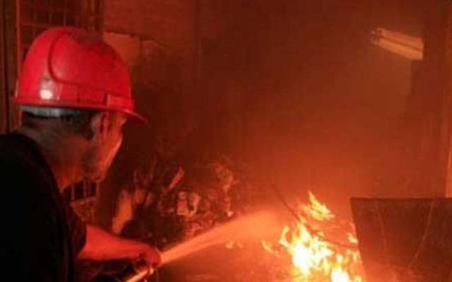 بھاٹی گیٹ: کاغذ کے گودام میں آتشزدگی، ماں دو بچوں سمیت جھلس کر زخمی