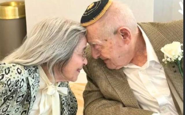 100 سالہ بزرگ نے 102 سالہ خاتون سے شادی کرلی