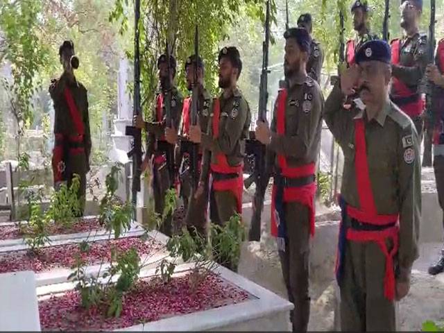 لاہور پولیس کے چاق و چوبند دستے کی شہید سب انسپکٹر کی قبر پر حاضری
