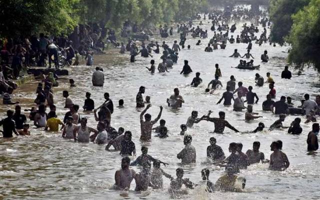 چھٹی کا روز  ، شہریوں نے گرمی کی چھٹی کیلئے نہر میں چھلانگ لگا دی 