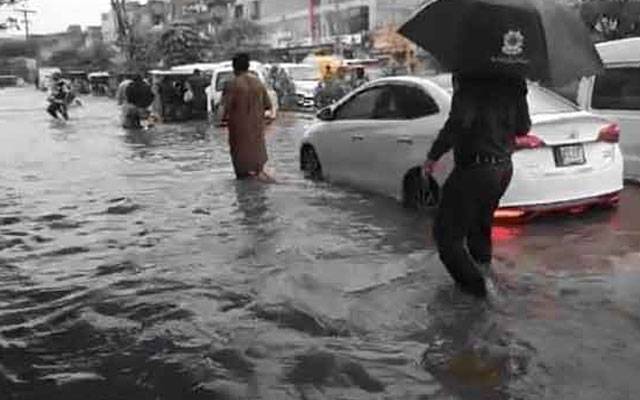 تیز بارش کے باعث لاہور کے اہم مقامات زیر آب، شہری مشکل میں 