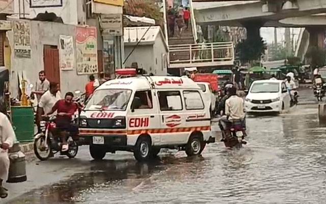  لاہور؛ بارش کے پانی کے باعث ایمبولینس خراب، مریض اور لواحقین پریشان