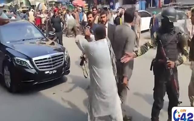 مار دو لیکن پیچھے نہیں ہٹھوں گا، شہری نے مریم نواز کی گاڑی روک لی 