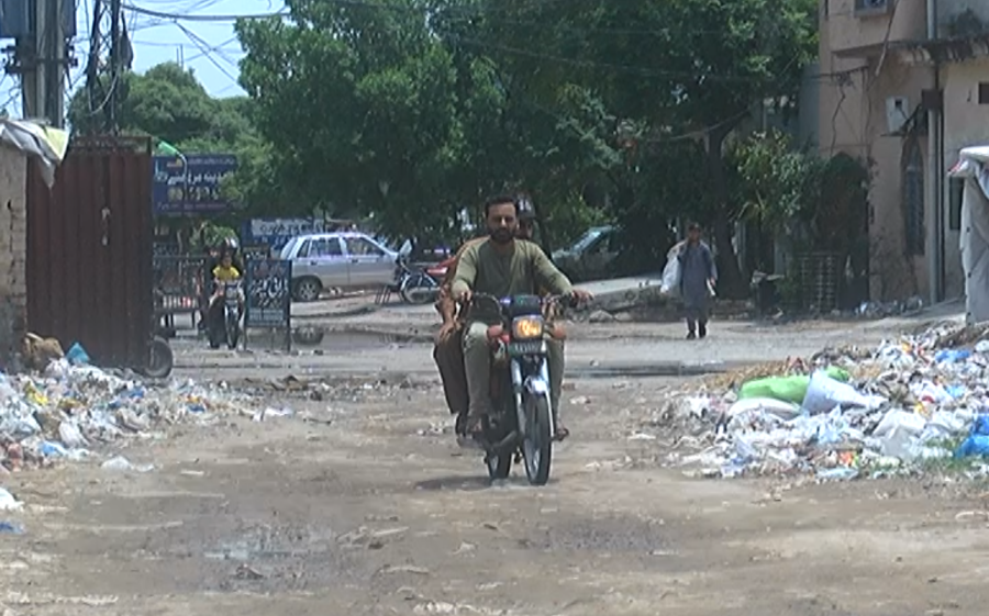 Chowk Araian Johar Town Lahore, Broken road, city42, garbage mismanagement, 