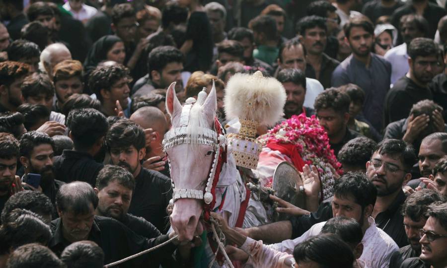  امام بارگاہ عطیہ اہلبیتؑ؛ مجلس عزاء کے اختتام پر شبیہہ ذوالجناح کاجلوس برآمد