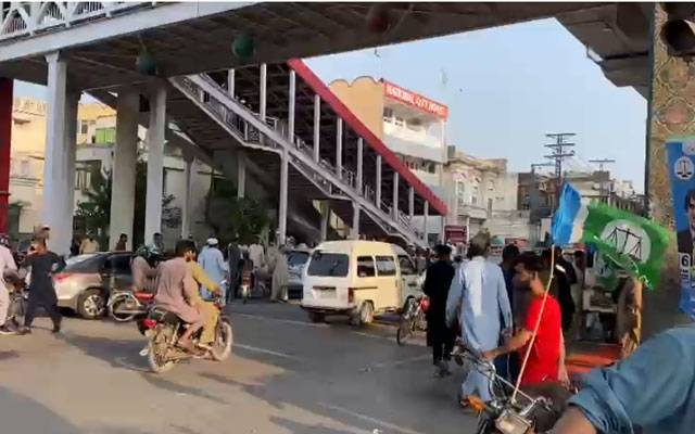 جماعت اسلامی کا دھرنا جاری، مری روڈ کو یک طرفہ ٹریفک کیلئے کھول دیا گیا