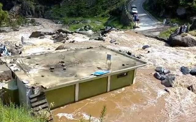 مانسہرہ میں برساتی نالہ بپھر گیا، 30 دکانیں بہہ گئیں، آمدورفت معطل