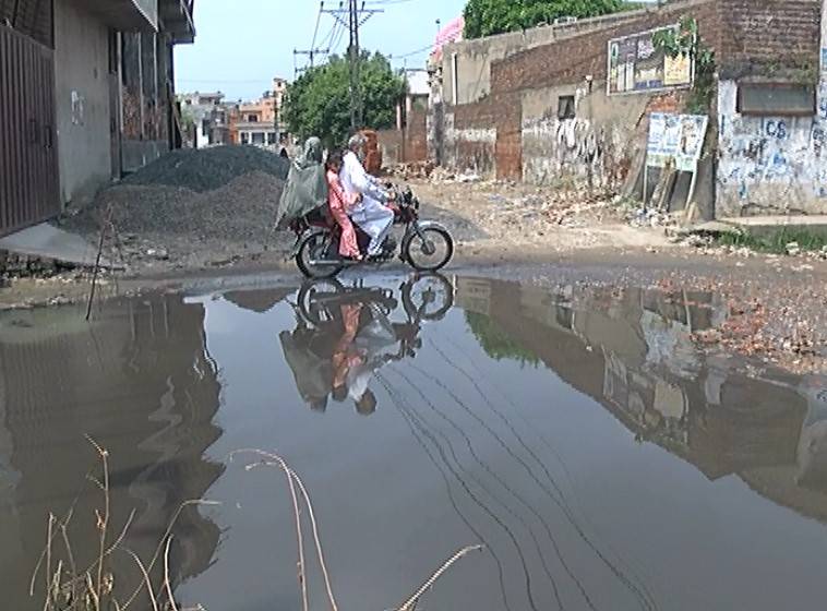 حسن آباد روڈ مہر فیاض کالونی فتح گڑھ کا سیوریج خراب، گندے پانی نے گزرنا دشوار کردیا