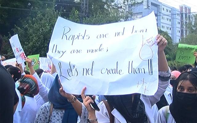 Ganga Ram Hospital Lahore, Students\' protest, crimes against women, torture victims, rape crime, child abuse, city42, Young Doctors Association, YDA Punjab, Civil Lines Police Station, Chairing Cross, Mall Road 