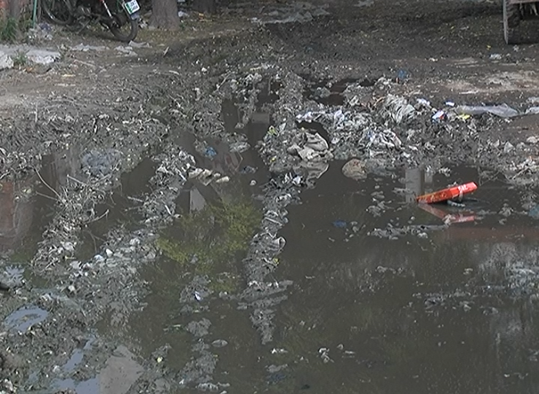 Ameer Chowk College Road, Sewerage system collapsed, city42, 