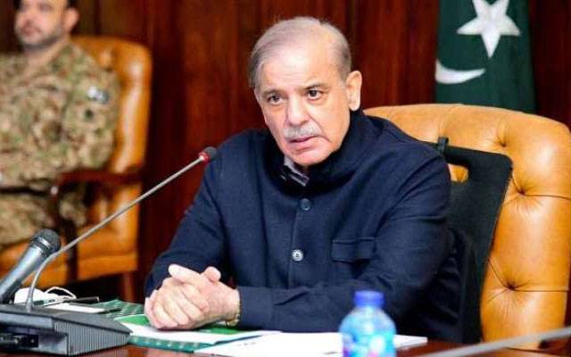 پاک فوج کے جوان دن رات دہشت گردوں کا پیچھا کررہے ہیں، وزیراعظم 