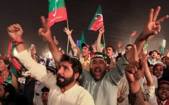 تحریک انصاف کے جلسے میں بدنظمی، مرد خواتین کے انکلیوزر میں گھس گئے 