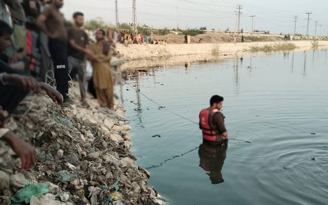  سکھر ؛ لوڈر رکشہ تالاب میں گرنے سے خاتون سمیت 5 افراد ڈوب گئے 