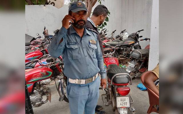 ٹریفک قانون  کی متعدد خلاف ورزیاں: شہری موٹرسائیکل کی قیمت کے برابر جرمانہ کروا بیٹھا