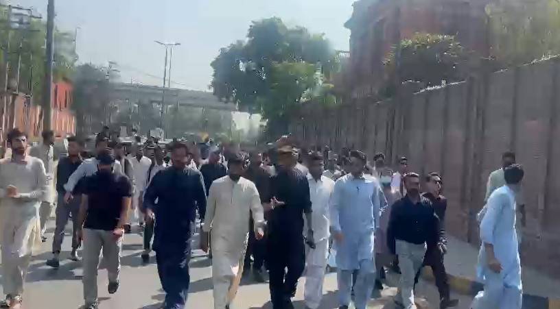  سٹوڈنٹس کا احتجاج، صاف پانی اور ٹرانسپورٹ کا مطالبہ