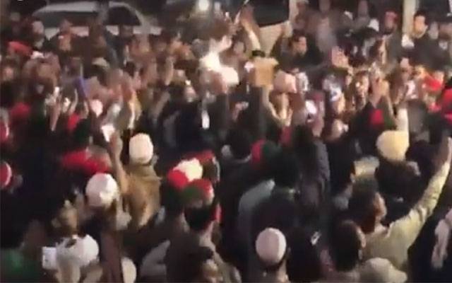   فیض آباد آئی جے پی روڈ پر  لاٹھی چارج،   60 کارکن گرفتار ، جناح ایوینیو پر لاٹھی چارج 