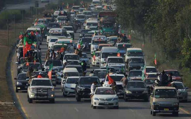 پی ٹی آئی کا قافلہ اسلام آباد کی جانب رواں دواں، جڑواں شہروں میں سکیورٹی سخت