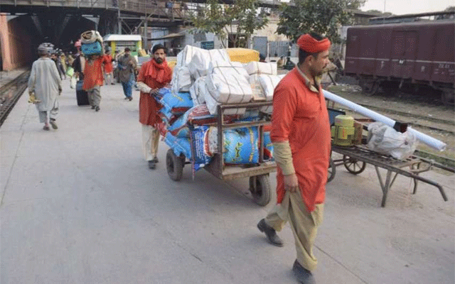 وزیر ریلوے کا قلیوں کے لیے امدادی پیکج کا اعلان