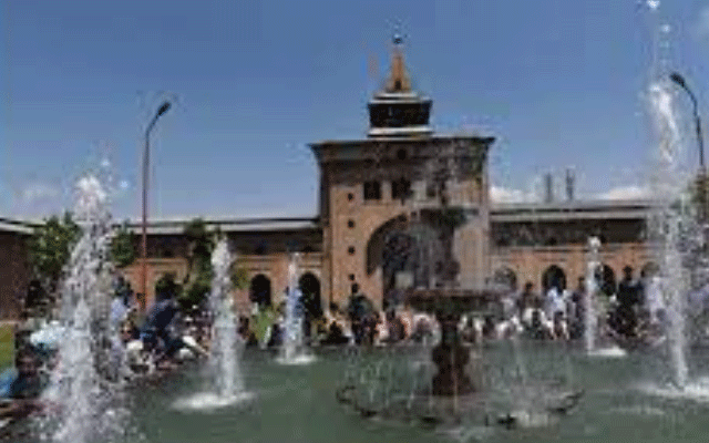 Sri Nagar Jamia Masjid closed on Eid day by Indian Forces, City42