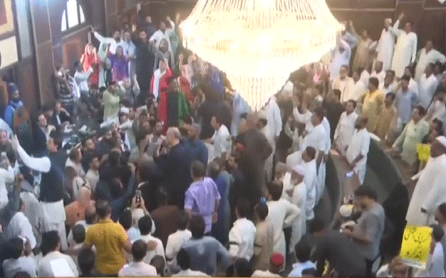 Karachi City Counsel meeting, PPP and Jamat e Islami members scuffle, City42