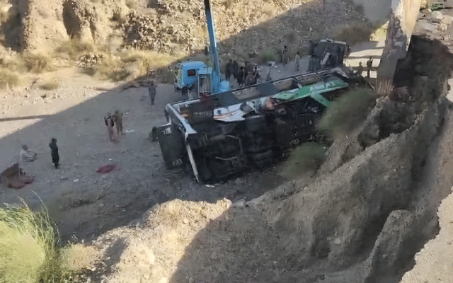 بلوچستان کے ضلع واشک میں مسافر بس  حادثے کے نتیجے میں 28 افراد جاں بحق ہوگئے۔