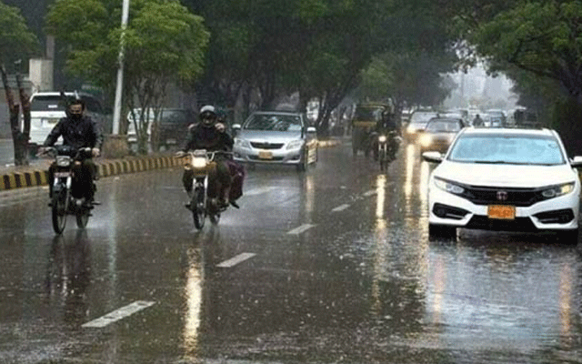 لاہور سمیت ملک کے مختلف علاقوں میں کہیں ہلکی اور کہیں موسلادھار بارش سے موسم خوشگوار ہوگیا۔ محکمہ موسمیات نے ملک کے مختلف علاقوں میں مزید آندھی اور گرج چمک کے ساتھ بارش اور پہاڑوں پر برفباری کی پیشگوئی کی ہے۔