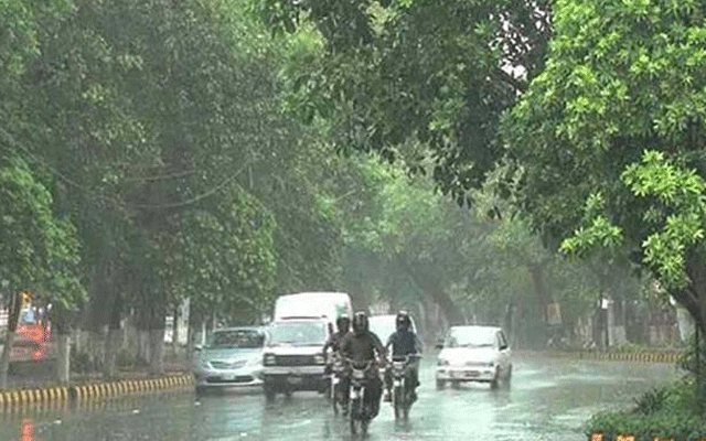 لاہور میں مون سون کے دوسرے سپیل نے برسنا شروع کر دیا  جبکہ  ماہرین  نے آئندہ 24 گھنٹے میں مزید بارش کی پیشگوئی کی ہے۔