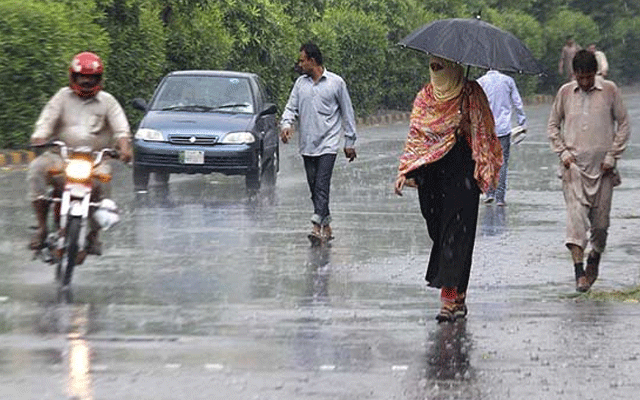 باغوں کے شہر میں لاہور کے مختلف علاقوں میں بارش سے موسم خوشگوار ہو گیا، مختلف علاقوں میں تیز ہوا ں کے ساتھ  وقفے وقفے سے بارش کا سلسلہ جاری ہے