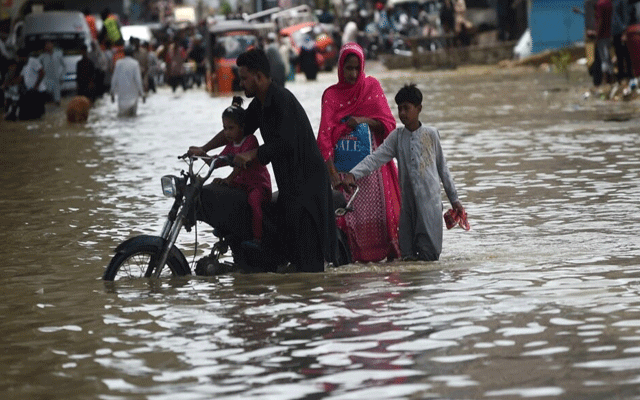 بارش کے بعد شہر میں جل تھل ہوگیا تاہم واسا کے دعوؤں کے برعکس بروقت پانی کی نکاسی نہ ہوسکی