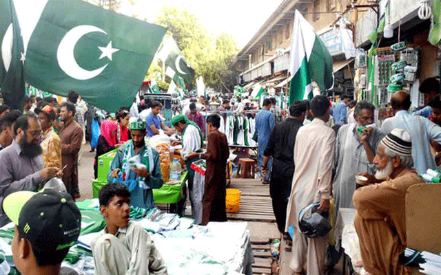 جشن آزادی کی تیاریاں عروج پر، بازاروں میں سبز ہلالی پرچموں کی بہار