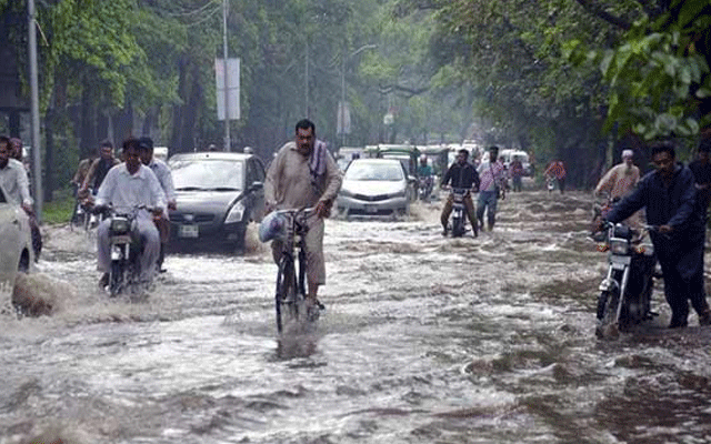 لاہور کے مختلف علاقوں میں طوفانی بارش، نشیبی علاقے زیر آب